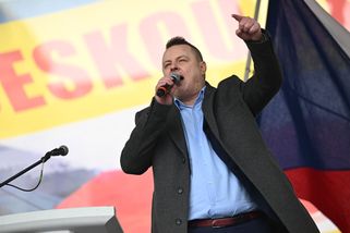 Rajchl před Hradem hrozil prezidentu Pavlovi, lživ...